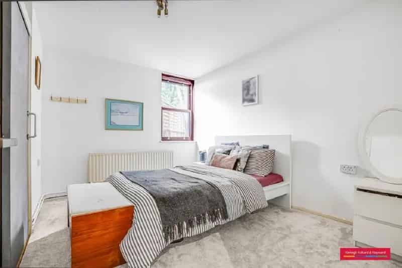 Spacious Apartment with Refurbished Kitchen and Bathroom