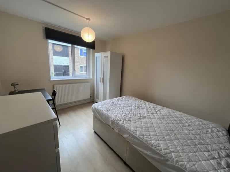 3 Bedroom Flat to Let - Students & Sharers Welcome