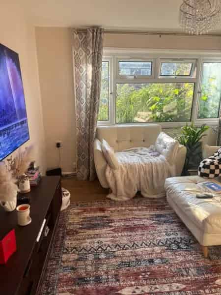 Ground Floor Maisonette Near Canada Common - Needs Second Bedroom