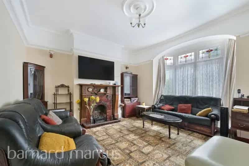 3 Bedroom Family Home  Character Rich Original Condition