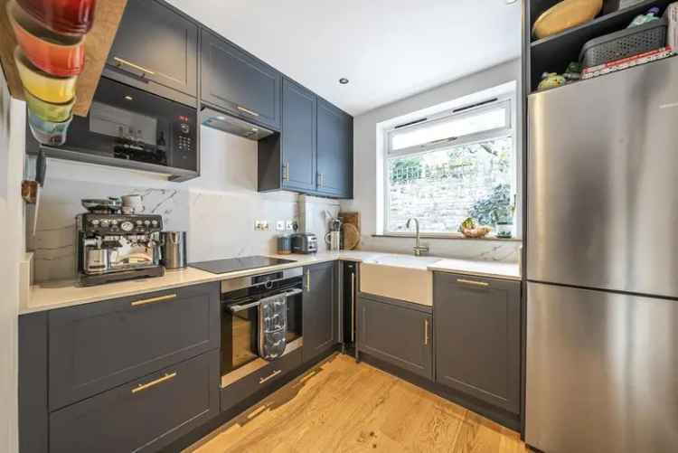 Three Double Bedroom Victorian Flat with Private Garden