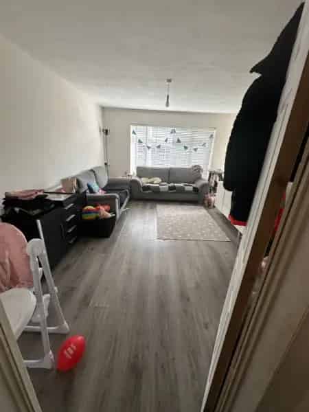 Large 2 Bedroom Ground Floor Flat with Balcony and Garden