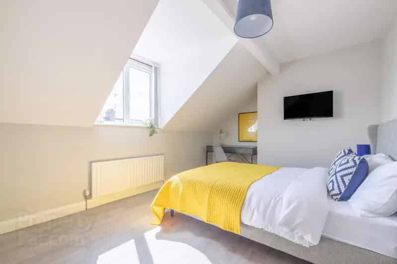 Modern 4-Bedroom House Share Double Room