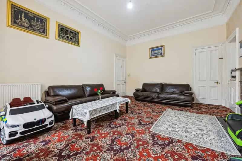 3 Bedroom Flat for Sale in Shawlands