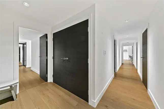 Flat for sale in Kew Bridge Road, Brentford TW8