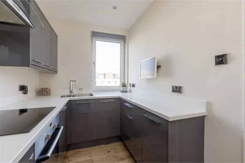 2 Bed Flat Boswall - Renovated with Private Garden