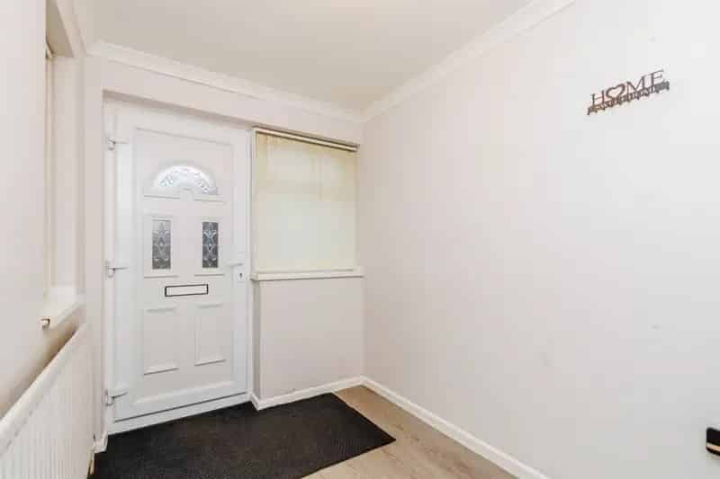 5 Bedroom Semi-Detached Family Home with Garage and Garden