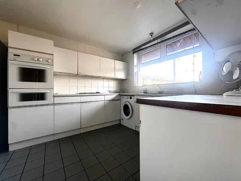 4 Bedroom Flat Near Westferry Station