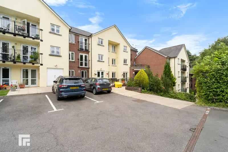 1 Bedroom Ground Floor Retirement Flat for Sale in Radyr