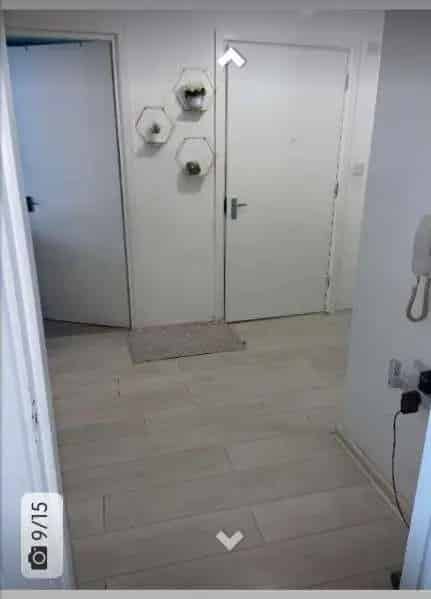 2 Bed Flat Canary Wharf Balcony Parking Refurbished