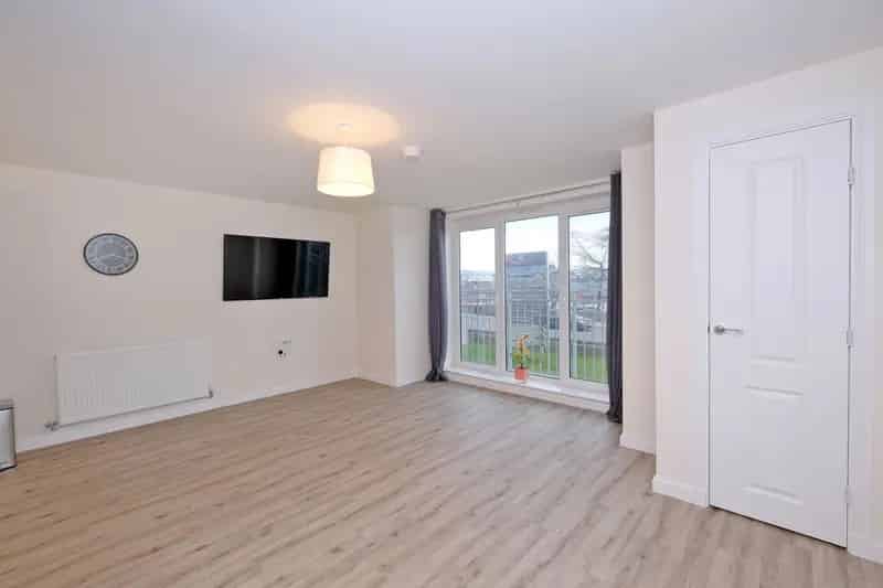 First Floor Flat with Juliet Balcony and Allocated Parking