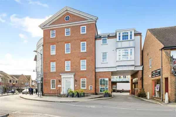 Marlow Apartment: Stylish First Floor Living with Parking