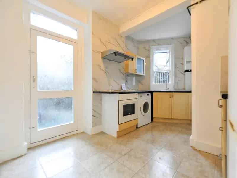 Two Double Bedroom Flat Near Hospital