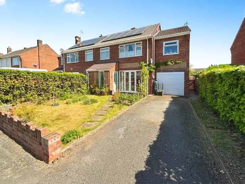 3 Bedroom Semi Detached House Upton Cheshire