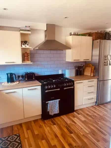 2 Bedroom House with Garden Driveway and Modern Kitchen Bathroom