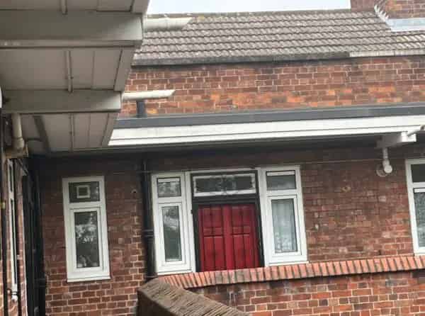 4th Floor Apartment Near Bus Stop and Station
