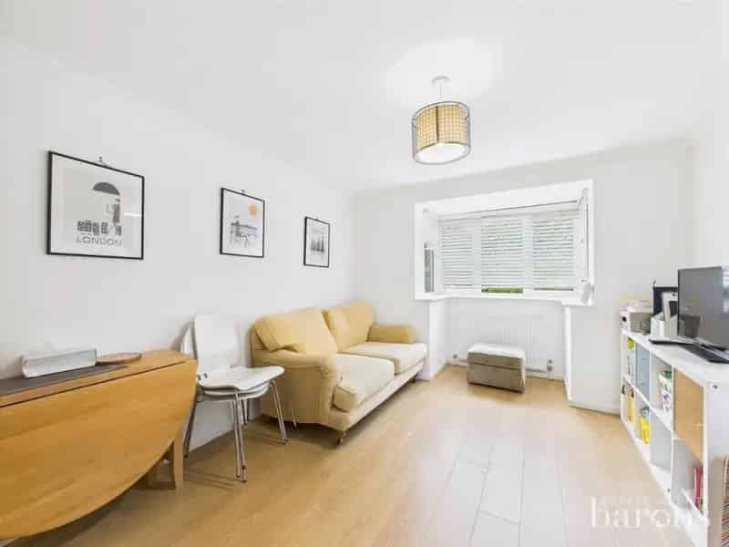2 Bed Flat for Sale No Onward Chain