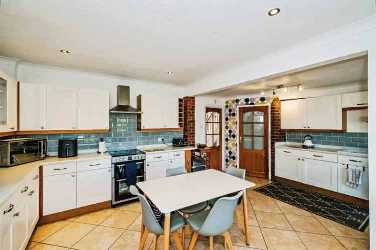 3 Bed Semi-Detached House Near Worthing Train Station