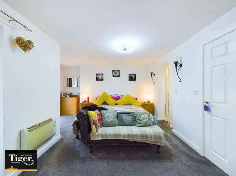 2 bed flat for sale