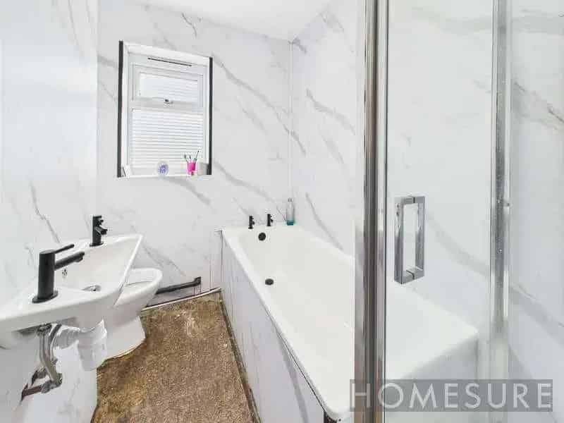 1 Bed Flat for Sale - Low Maintenance, Great Location