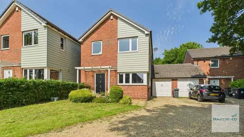 4 Bedroom Link Detached House for Sale