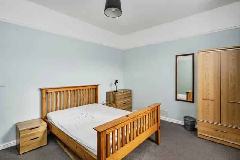 4 Bedroom Mid Terrace House For Sale Near Town Centre