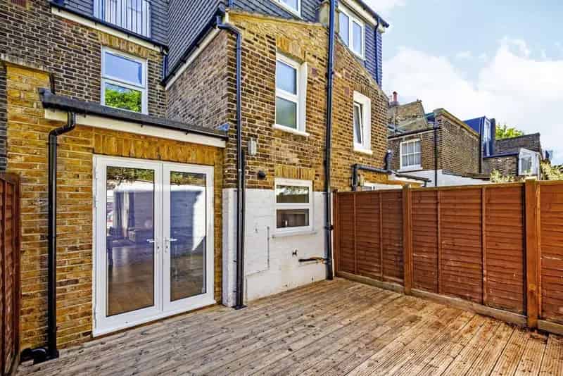 Four Bedroom House in Fulham with Park Views