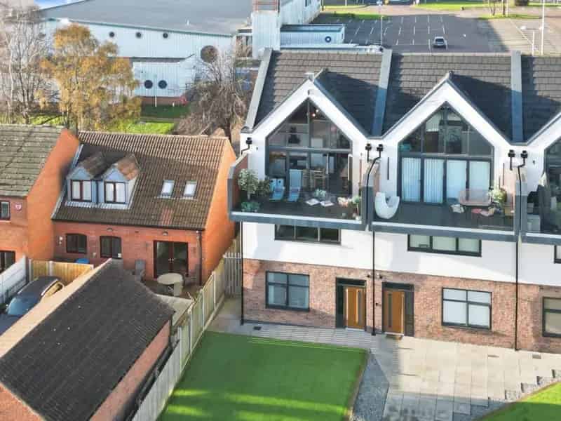 3 Bedroom End Terrace House for Sale