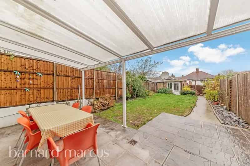 Three Bedroom Mid-Terraced House Near Waddon Station