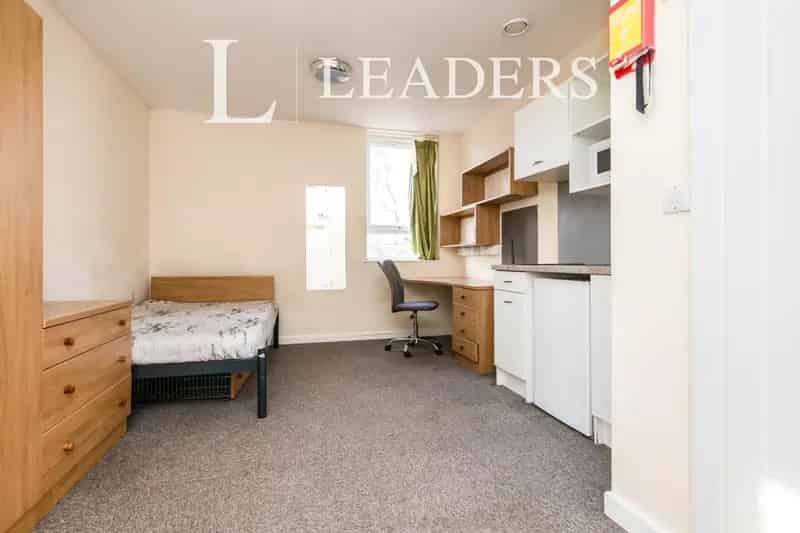 Studio Flat All Bills Included No Deposit Option Near BCU Aston University