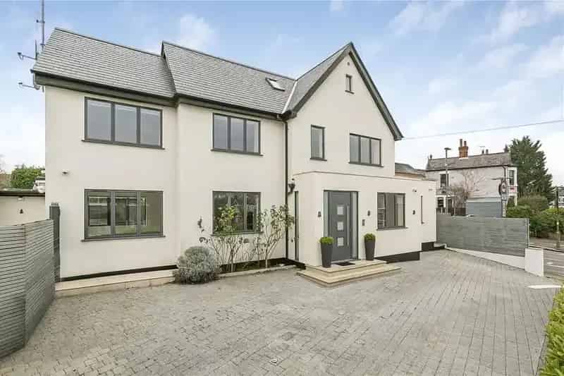 6 Bedroom Detached House For Sale - Smart Home, Cinema Room, Large Garden