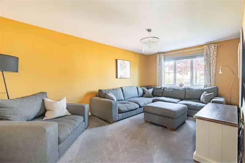 4 Bed Detached House with 2 Reception Rooms