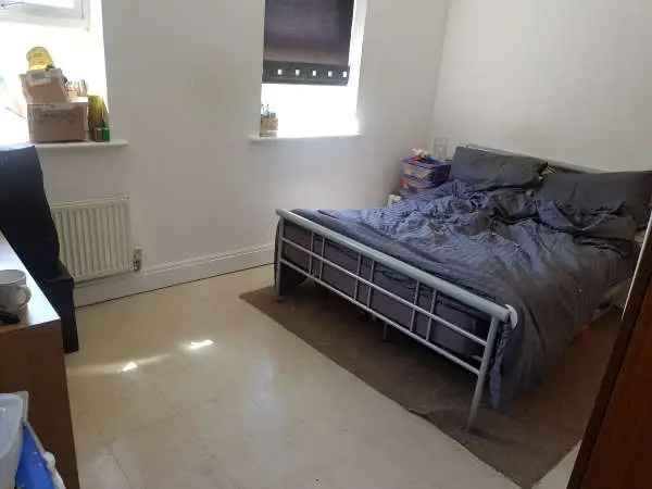 Flat For Rent in Horsham, England