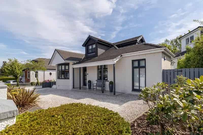 3 Bedroom Detached House for Sale in Giffnock