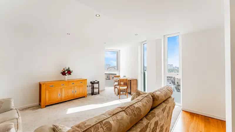 2 Bedroom Apartment in Glasgow West End with Parking