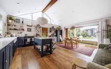 Broadhempston Bungalow: 3 Beds, 1412 sq ft, Landscaped Garden