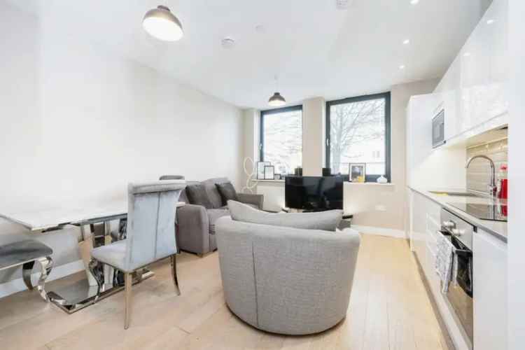 Spacious Ground Floor Apartment Near Bushey Station