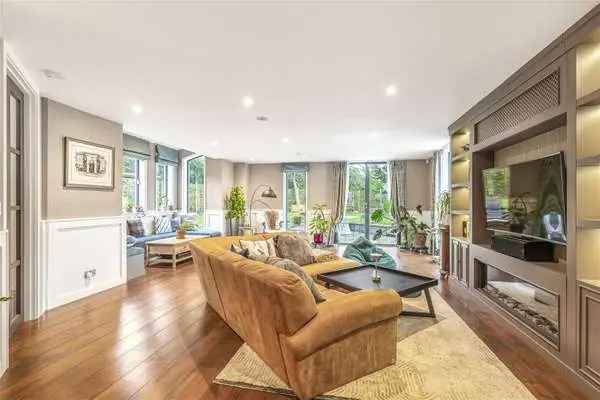 5 Bedroom Family Home with Garden and Garage