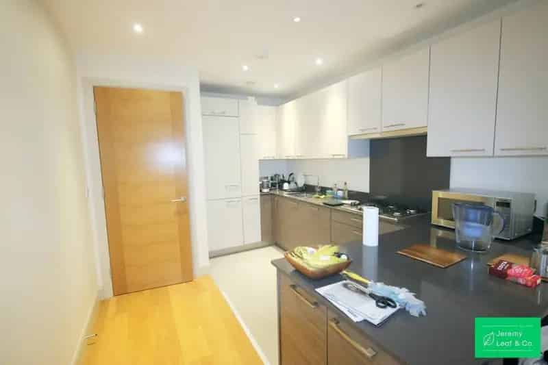 2 Bed Flat for Sale Woodside Park Chain Free