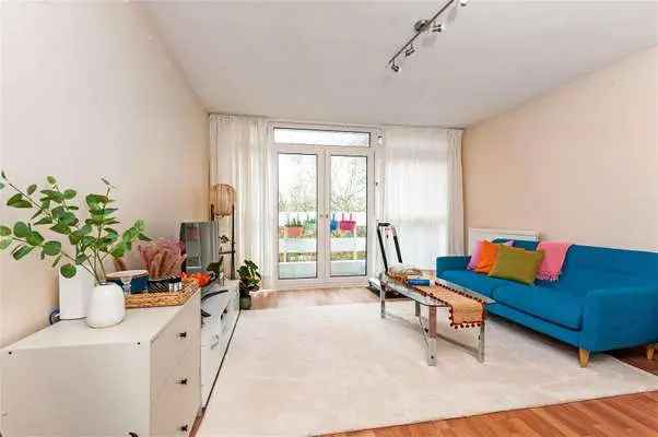 Spacious 2-Bed Flat with Balcony and Garage Putney SW15