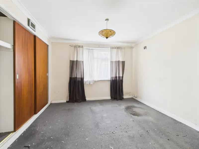 2 Bedroom Maisonette for Sale Near Town Centre