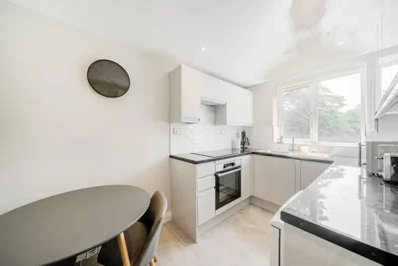Spacious One Bedroom Apartment near Putney Heath