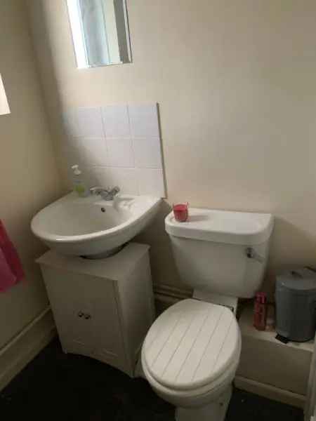 Flat For Rent in Mid Sussex, England