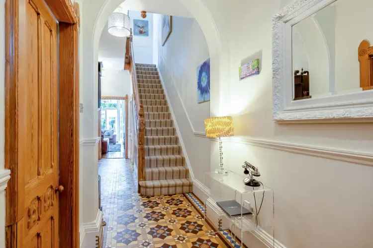6 bedroom semi-detached house for sale