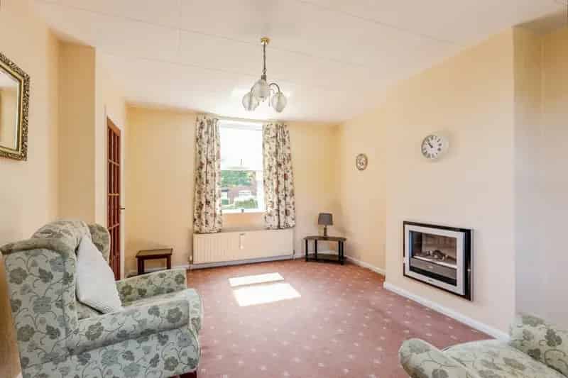 3 Bed Semi Detached House Large Garden Garage No Chain