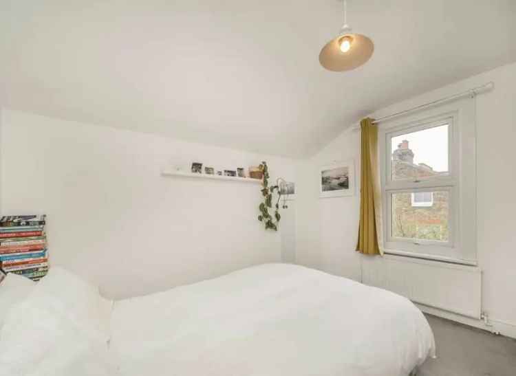 Spacious Top Floor Flat near Clapham Common