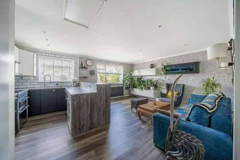 2 Bed Flat for Sale - Modernized Maisonette with Garden & Garage
