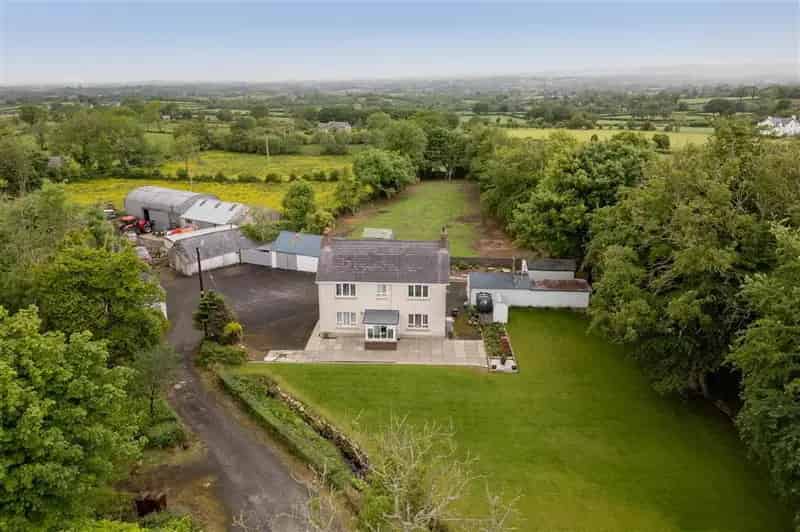 3 Bed Detached House with Stables and Outbuildings on 1.28 Acres