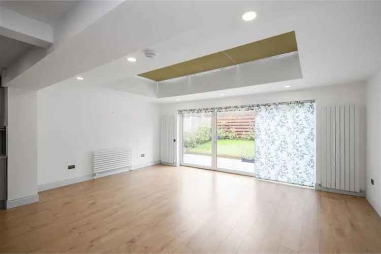 4 Bed House - Detached with 2 Reception Rooms