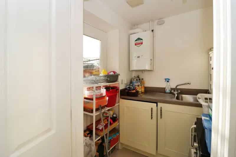 4 Bed Family Home High Specification Kitchen Diner En Suite Garage Garden